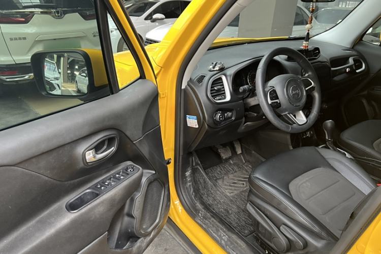 Used Jeep Renegade 2019 220T Automatic Leading Edition Interior 3
