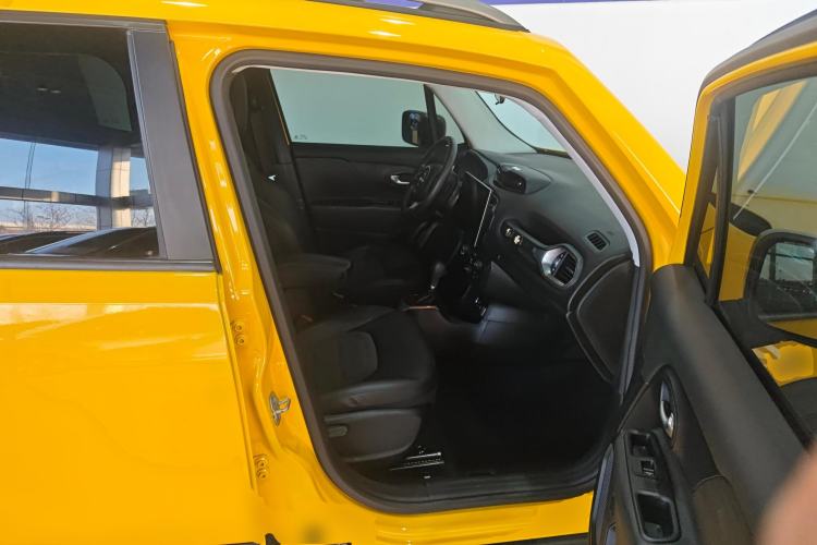Used Jeep Renegade 2019 220T Automatic Elite Edition Right Front Seat