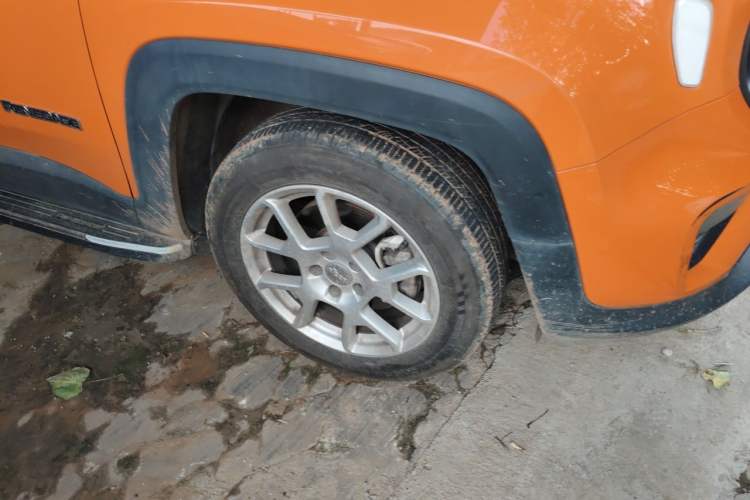 Used Jeep Renegade 2019 220T Automatic Leading Edition Right Front Wheel Hub