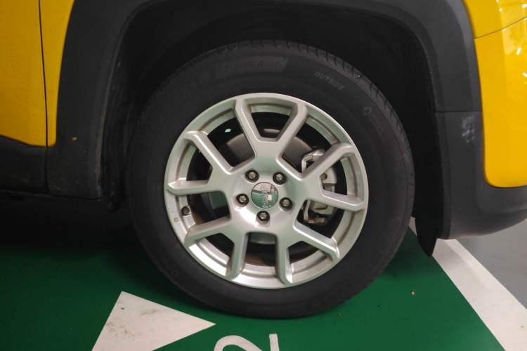 Used Jeep Renegade 2019 220T Automatic Leading Edition Right Front Wheel Hub