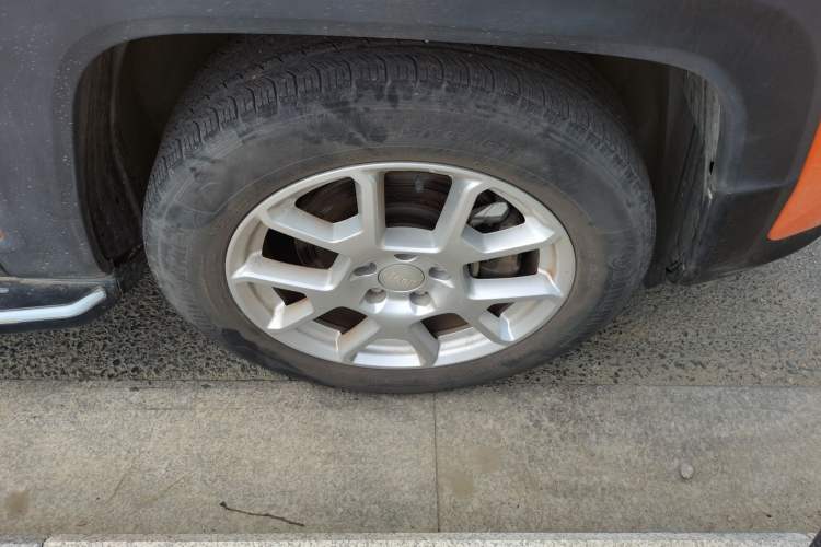 Used Jeep Renegade 2019 220T Automatic Leading Edition Right Front Wheel Hub