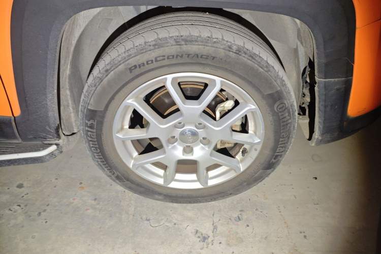 Used Jeep Renegade 2019 220T Automatic Leading Edition Right Front Wheel Hub