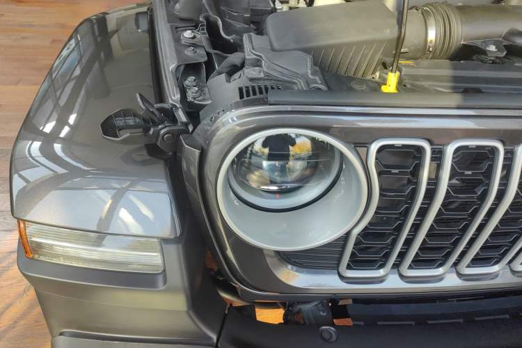 Used Jeep Wrangler 2024 2.0T Sahara Four-Door Edition Right Front Headlight