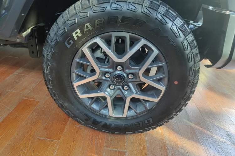 Used Jeep Wrangler 2024 2.0T Sahara Four-Door Edition Right Front Wheel Hub