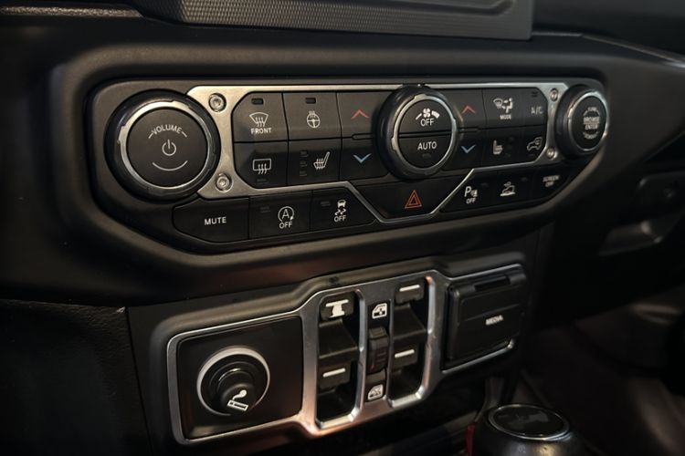 Used Jeep Wrangler 2021 2.0T Sahara Four-Door Edition Interior 7