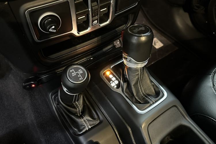 Used Jeep Wrangler 2021 2.0T Sahara Four-Door Edition Interior 8