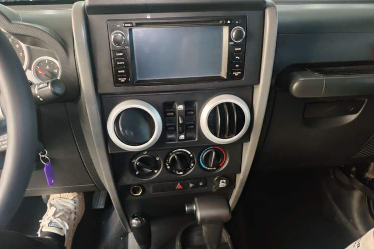 Used Jeep Wrangler 2008 3.8L Sahara Four-Door Edition Audio And AC Panel