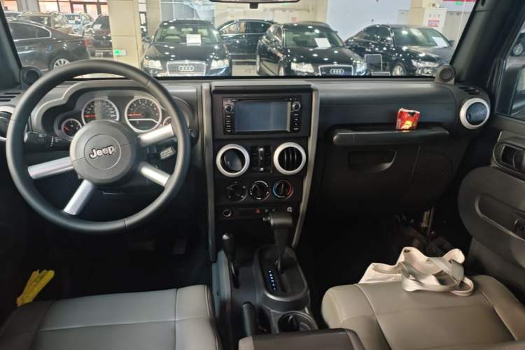 Used Jeep Wrangler 2008 3.8L Sahara Four-Door Edition Center Console