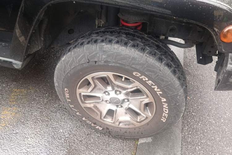 Used Jeep Wrangler 2008 3.8L Sahara Four-Door Edition Right Front Wheel Hub