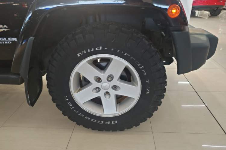 Used Jeep Wrangler 2008 3.8L Sahara Four-Door Edition Right Front Wheel Hub