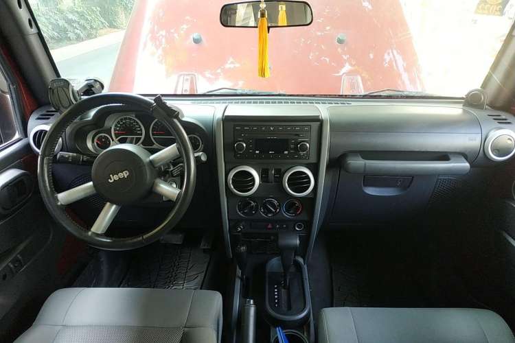 Used Jeep Wrangler 2008 3.8L Sahara two-door model Center Console