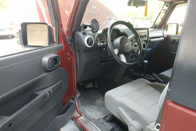Used Jeep Wrangler 2008 3.8L Sahara two-door model Driver Seat