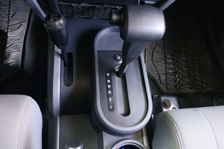 Used Jeep Wrangler 2008 3.8L Sahara two-door model Gear Lever