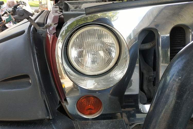 Used Jeep Wrangler 2008 3.8L Sahara two-door model Right Front Headlight