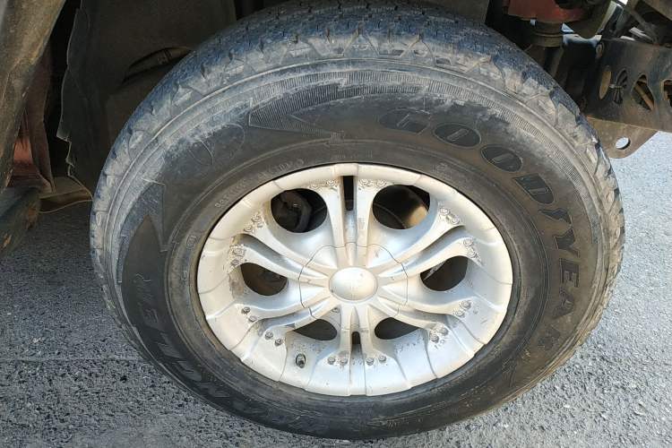 Used Jeep Wrangler 2008 3.8L Sahara two-door model Right Front Wheel Hub