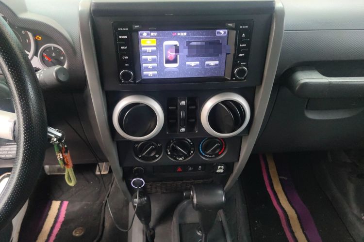 Used Jeep Wrangler 2009 3.8L Rubicon four-door model Audio And AC Panel