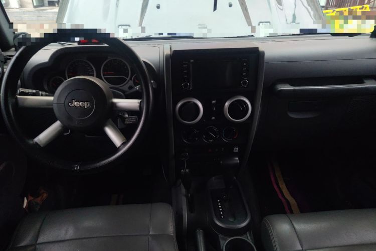 Used Jeep Wrangler 2009 3.8L Rubicon four-door model Center Console