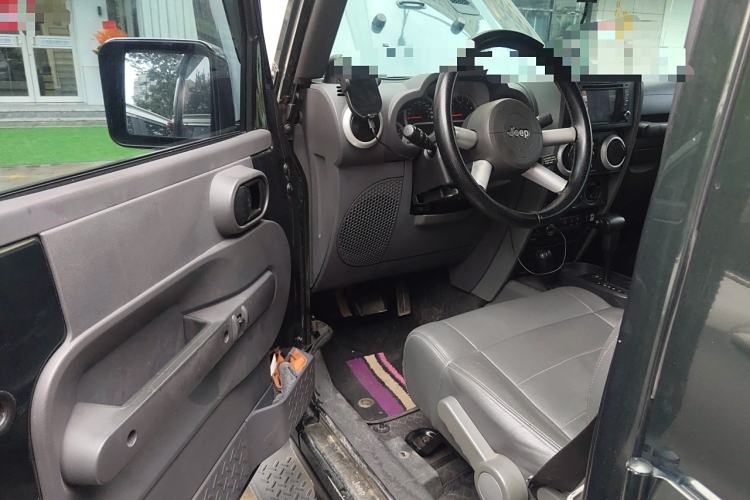 Used Jeep Wrangler 2009 3.8L Rubicon four-door model Driver Seat