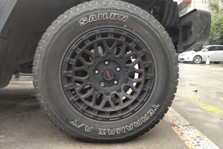 Used Jeep Wrangler 2009 3.8L Rubicon four-door model Right Front Wheel Hub