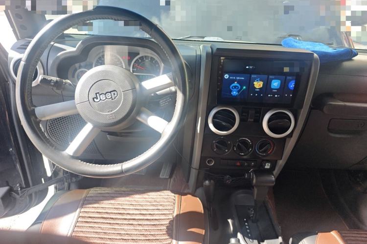 Used Jeep Wrangler 2010 3.8L Sahara two-door model Center Console