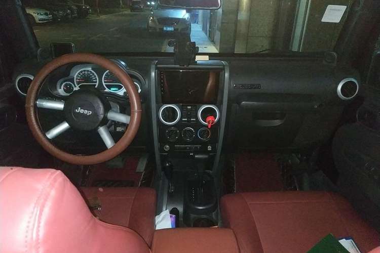 Used Jeep Wrangler 2010 3.8L Sahara Four-Door Edition Center Console
