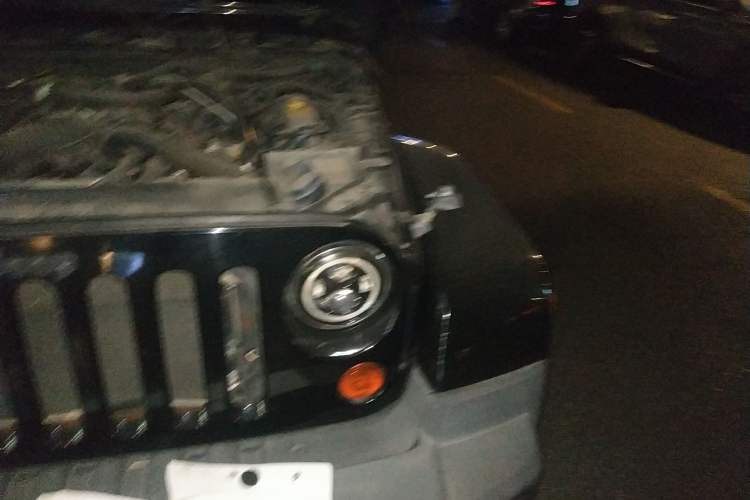 Used Jeep Wrangler 2010 3.8L Sahara Four-Door Edition Engine Bay Left