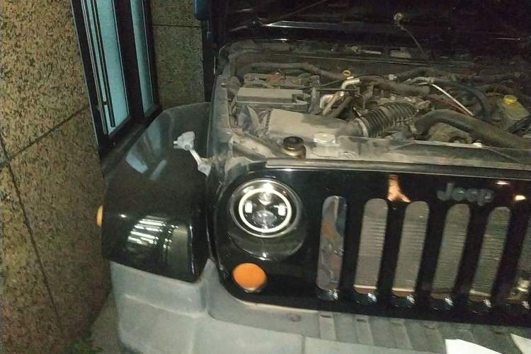 Used Jeep Wrangler 2010 3.8L Sahara Four-Door Edition Engine Bay Right