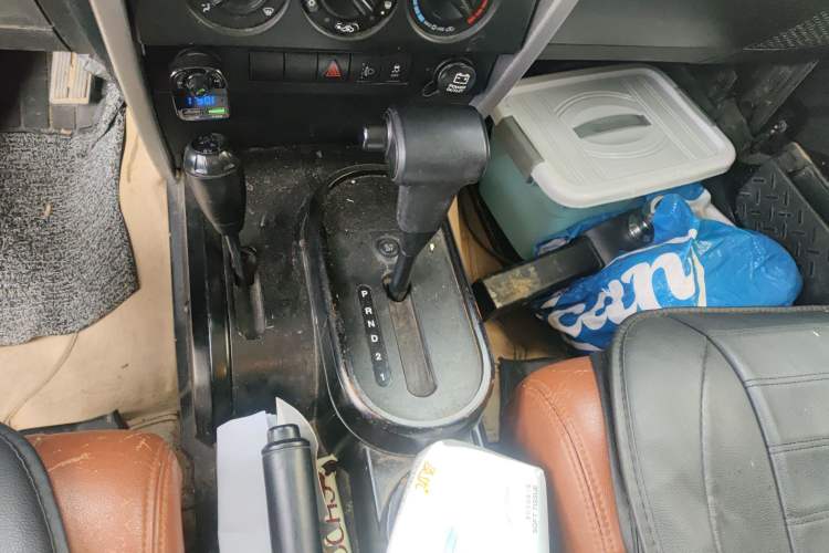 Used Jeep Wrangler 2010 3.8L Sahara two-door model Gear Lever