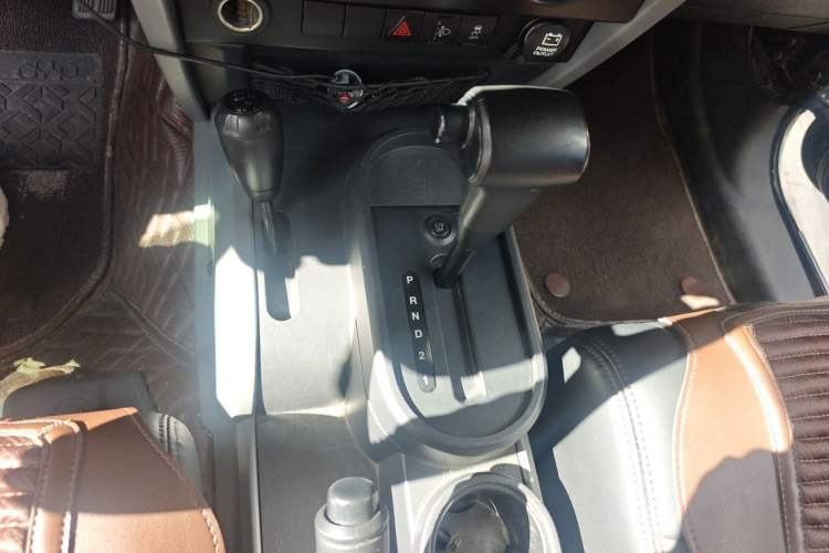 Used Jeep Wrangler 2010 3.8L Sahara two-door model Gear Lever
