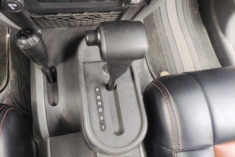 Used Jeep Wrangler 2010 3.8L Sahara two-door model Gear Lever