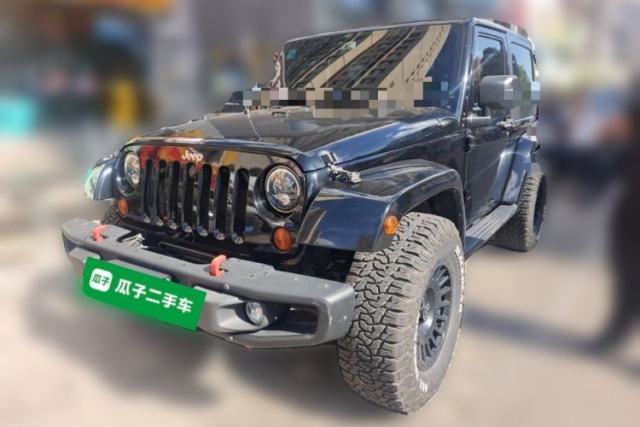Jeep Wrangler 2010 3.8L Sahara two-door model usado