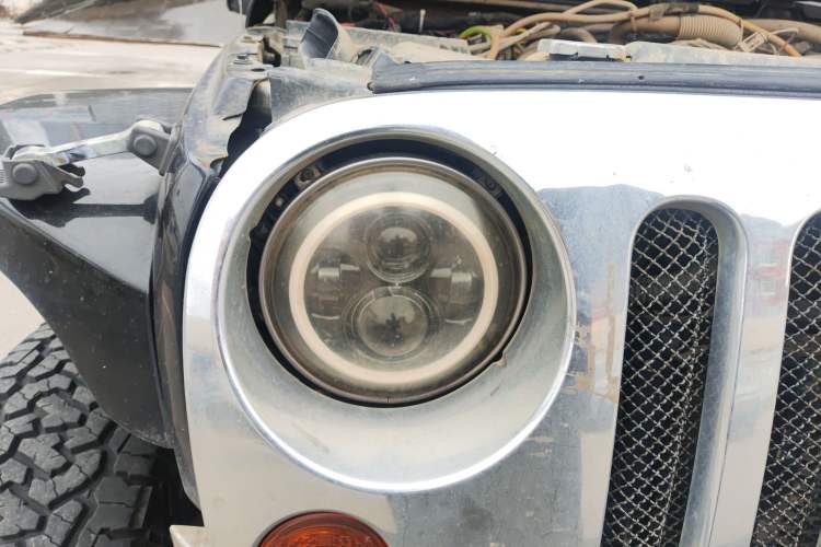 Used Jeep Wrangler 2010 3.8L Sahara two-door model Right Front Headlight