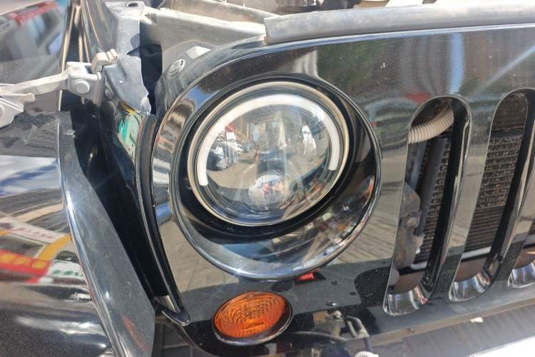 Used Jeep Wrangler 2010 3.8L Sahara two-door model Right Front Headlight