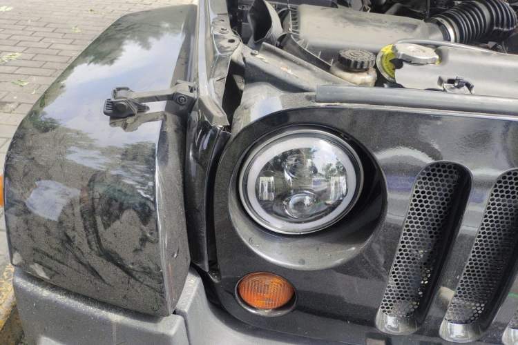 Used Jeep Wrangler 2010 3.8L Sahara two-door model Right Front Headlight