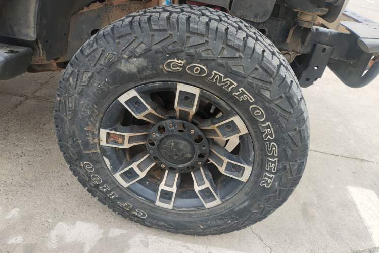 Used Jeep Wrangler 2010 3.8L Sahara two-door model Right Front Wheel Hub