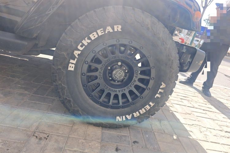 Used Jeep Wrangler 2010 3.8L Sahara two-door model Right Front Wheel Hub