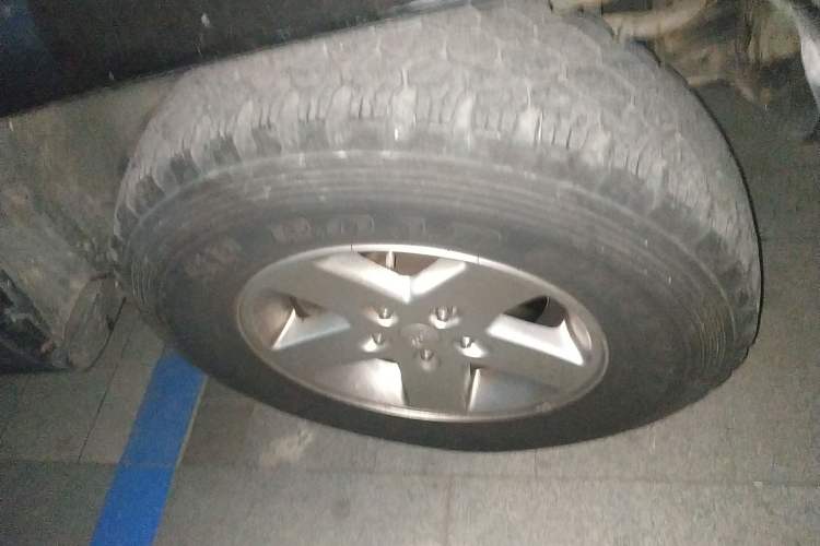 Used Jeep Wrangler 2010 3.8L Sahara Four-Door Edition Right Front Wheel Hub