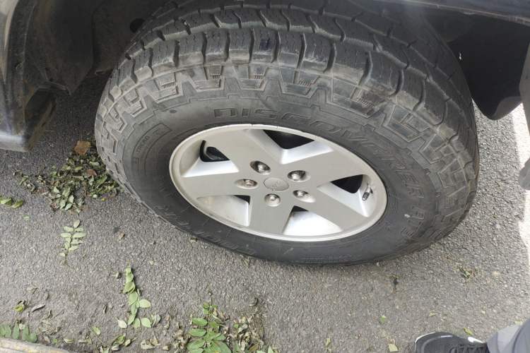 Used Jeep Wrangler 2010 3.8L Sahara two-door model Right Front Wheel Hub