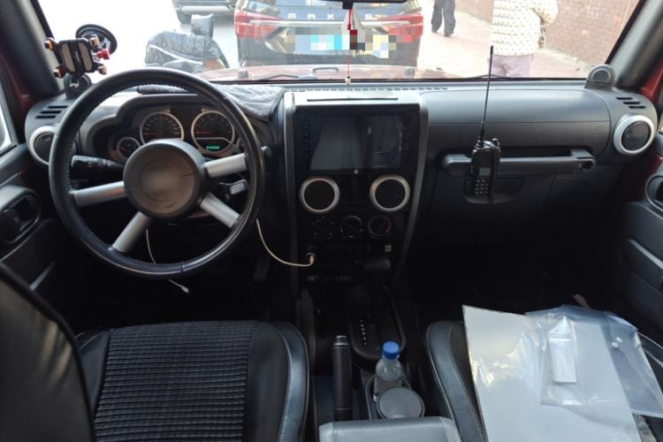 Used Jeep Wrangler 2010 3.8L Sahara Four-Door Edition Center Console