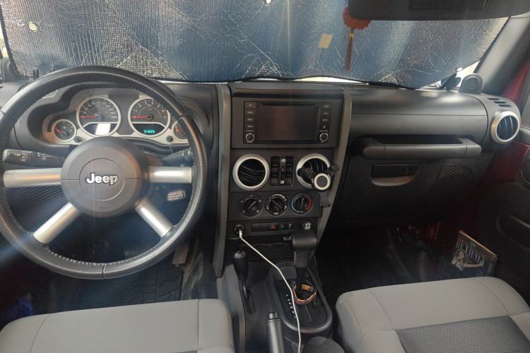 Used Jeep Wrangler 2010 3.8L Sahara Four-Door Edition Center Console