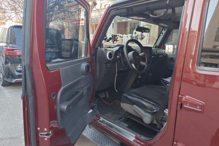 Used Jeep Wrangler 2010 3.8L Sahara Four-Door Edition Driver Seat