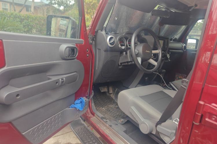 Used Jeep Wrangler 2010 3.8L Sahara Four-Door Edition Driver Seat