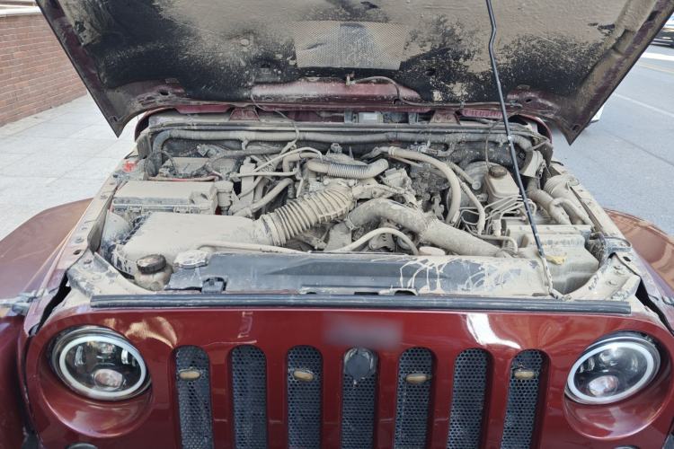 Used Jeep Wrangler 2010 3.8L Sahara Four-Door Edition Engine Bay