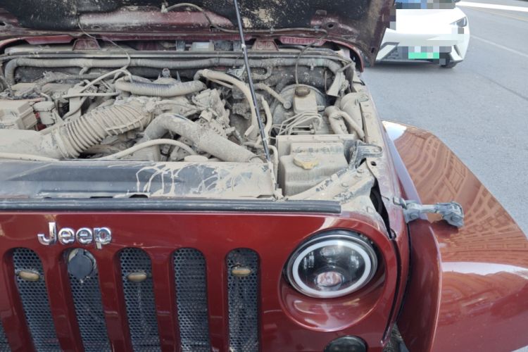 Used Jeep Wrangler 2010 3.8L Sahara Four-Door Edition Engine Bay Left