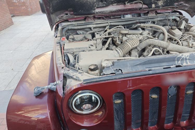 Used Jeep Wrangler 2010 3.8L Sahara Four-Door Edition Engine Bay Right