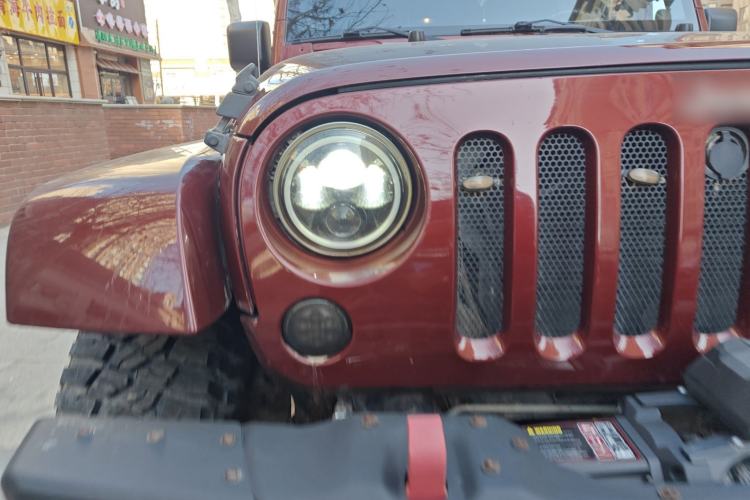 Used Jeep Wrangler 2010 3.8L Sahara Four-Door Edition Right Front Headlight