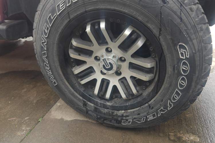 Used Jeep Wrangler 2010 3.8L Sahara Four-Door Edition Right Front Wheel Hub