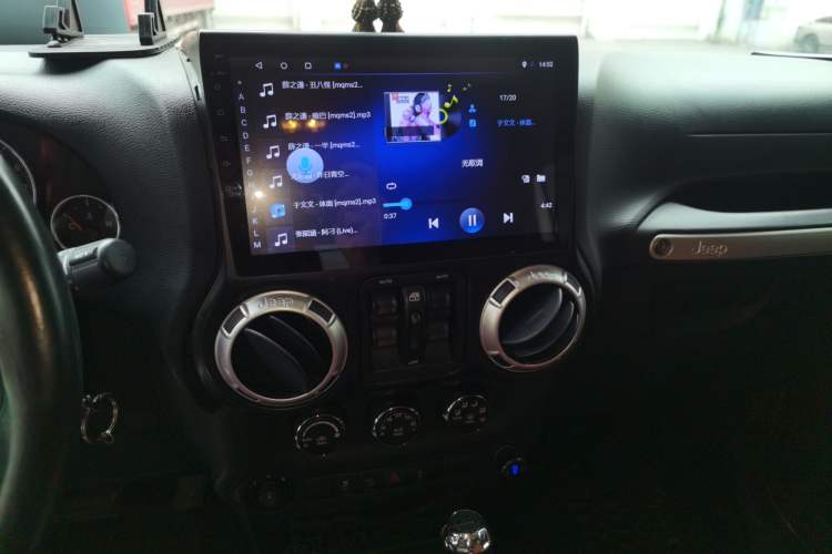 Used Jeep Wrangler 2010 3.8L Sahara Four-Door Edition Audio And AC Panel