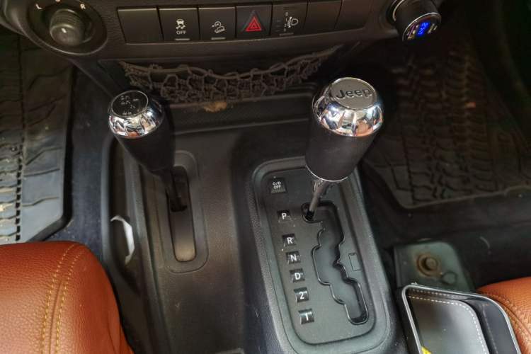 Used Jeep Wrangler 2010 3.8L Sahara Four-Door Edition Gear Lever