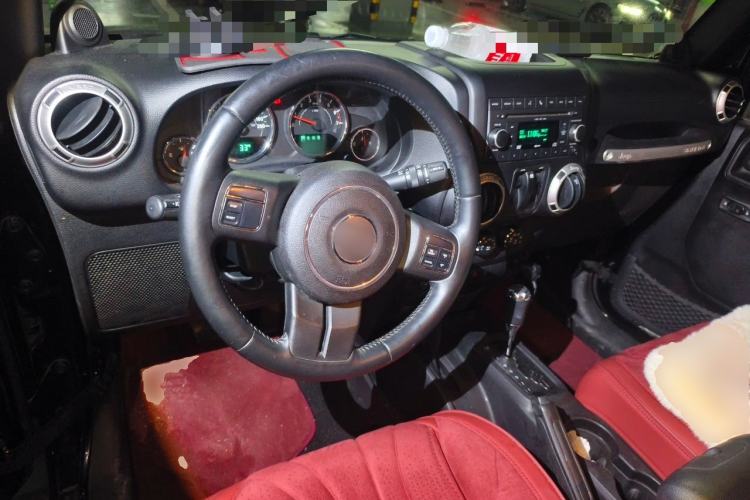 Used Jeep Wrangler 2011 3.8L Sahara two-door model Center Console